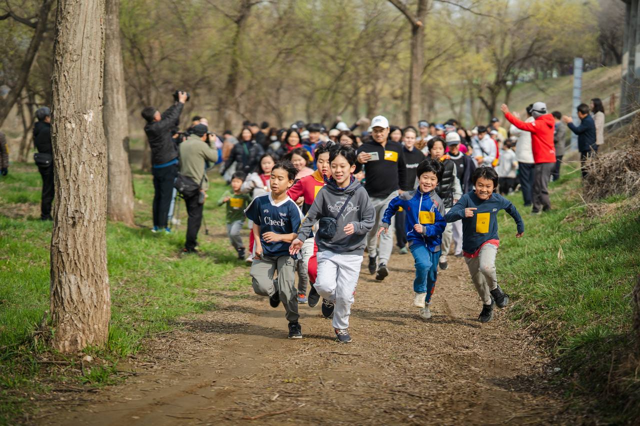 숲길을 달리며 함께 활동하는 아이들과 마을 사람들